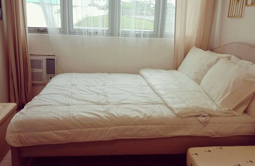 Matandang Balara Condo | Spacious Condo Unit for Staycation With Netflix!