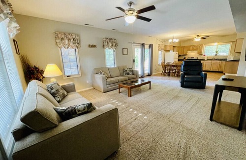 Gilbertsville Condo | Spacious Condo w/Deck, Walk to Marina!