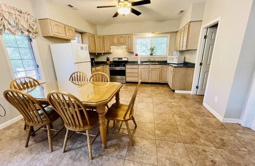 Gilbertsville Condo | Spacious Condo w/Deck, Walk to Marina!