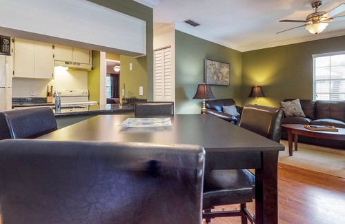Bayshore Gardens Condo | Spacious condo with balcony, kitchen & free WiFi - near shopping/dining