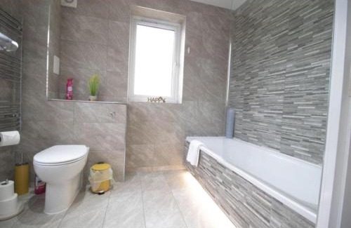 Swindon Apartment | Spacious contactor family Apartment
