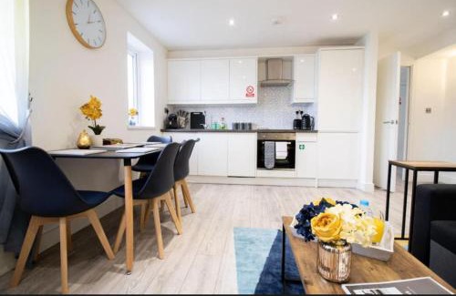 Swindon Apartment | Spacious contactor family Apartment