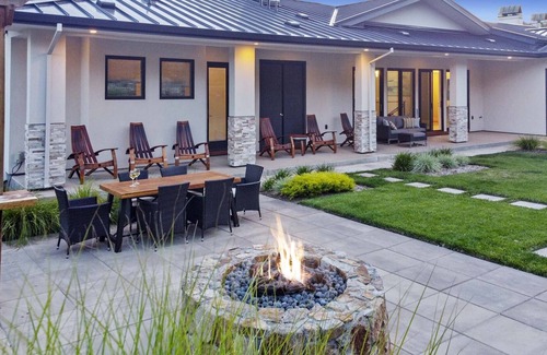 Napa Villa | Spacious, contemporary home with views over the Silverado Resort Golf Course.