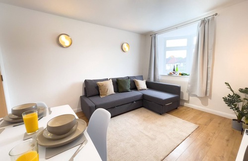 Cheshunt Apartment | Spacious Contractor Flat for Large groups - FREE parking by Tailored Apartments