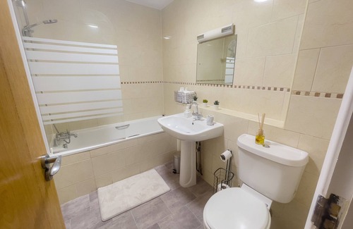 Cheshunt Apartment | Spacious Contractor Flat for Large groups - FREE parking by Tailored Apartments