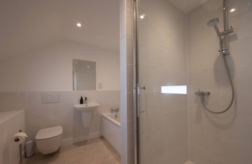West Down House | Spacious converted barn with large garden and hot tub - 10mn from surfing beach!