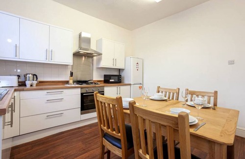 Walkden House | Spacious Cosy 2 Bedroom House by Bridgewater Canal