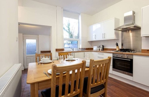 Walkden House | Spacious Cosy 2 Bedroom House by Bridgewater Canal