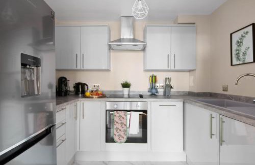 Whittington Apartment | Spacious & Cosy, Netflix, Parking, Colindale Station