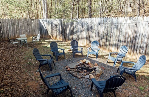 Dahlonega House | Spacious cottage convenient to Dahlonega, wineries & outdoor adventures!