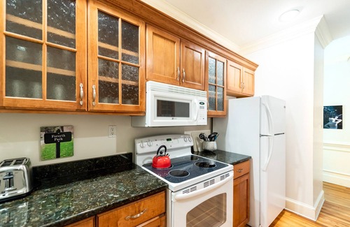 Beach Institute Apartment | Spacious Cottage w/King Bed, Patio, Easy Parking by Lucky Savannah