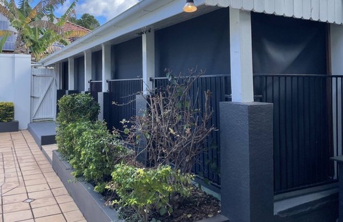 Sherwood Cottage | Spacious cottage with large fenced yard. Private access / pets welcome / air con