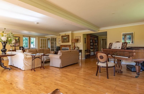 Broad Hinton House | Spacious Country Home with Tennis Court and Hot Tub close to Marlborough