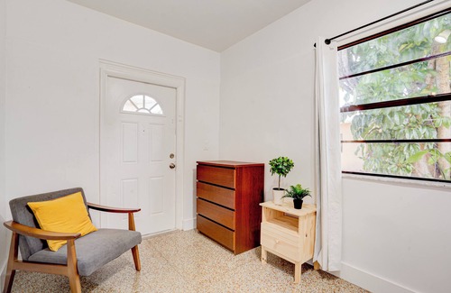 Miami Shores Apartment | Spacious Cozy 3-bedroom apartment with Wi-Fi, AC in marvelous Miami