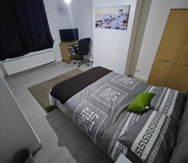 Newark upon Trent House | Spacious cozy double room with own bathroom and toilet