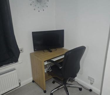 Newark upon Trent House | Spacious cozy double room with own bathroom and toilet