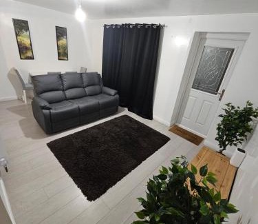 Newark upon Trent House | Spacious cozy double room with own bathroom and toilet