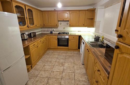 Newark upon Trent House | Spacious, cozy double room 3 with amenities