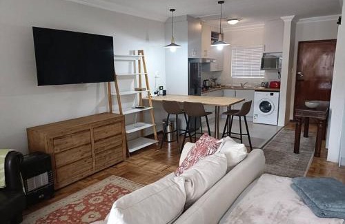 Stellenbosch Central Apartment | #Spacious Cozy Stay- Free parking