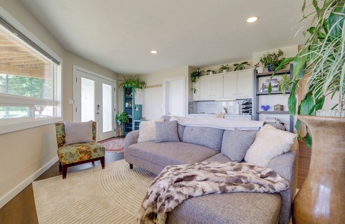 Freeland House | Spacious Deck w/Ocean View: Puget Sound Gem!