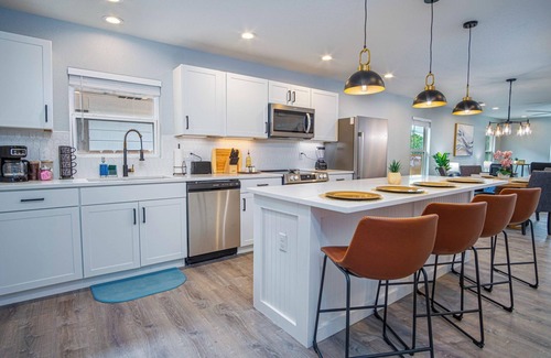 Near East Side Cottage | Spacious Delightful 4 BR/3 BA Close to Downtown