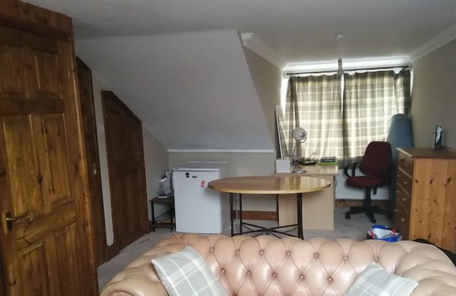 Basildon House | Spacious Deluxe Room (Ensuite) in a House