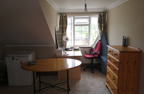 Basildon House | Spacious Deluxe Room (Ensuite) in a House