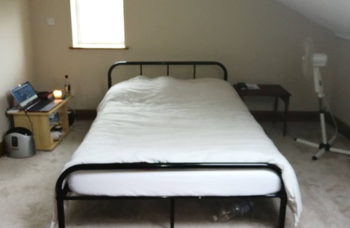 Basildon House | Spacious Deluxe Room (Ensuite) in a House