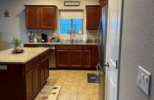 Kingman House | Spacious Desert Retreat With Breathtaking Views 2 Bedroom Home by RedAwning