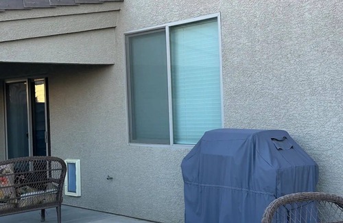 Kingman House | Spacious Desert Retreat With Breathtaking Views 2 Bedroom Home by RedAwning