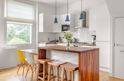 Kilburn Apartment | Spacious designer duplex. Fabulous location
