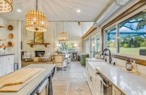 Driftwood House | Spacious Designer HGTV Farmhouse Vintage Chic