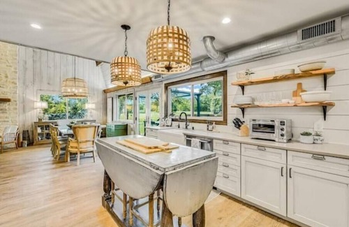 Driftwood House | Spacious Designer HGTV Farmhouse Vintage Chic