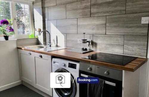 Portswood House | Spacious Detached Highfield House By Your Stay Solutions Short Lets & Serviced Accommodation Southampton Free Parking
