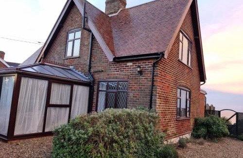 Aldborough House | Spacious Detached Home with Beautiful Seaviews, sleeps 6