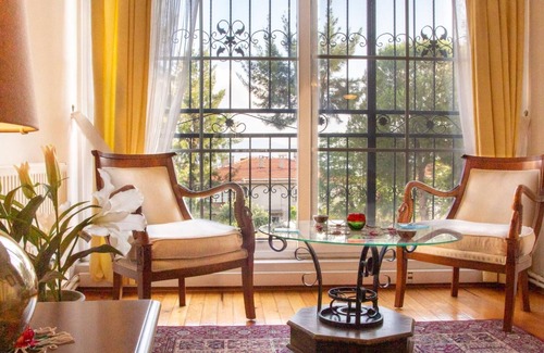 Cigli Apartment | Spacious Detached House with Garden in Izmir
