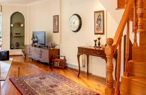 Cigli Apartment | Spacious Detached House with Garden in Izmir