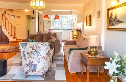 Cigli Apartment | Spacious Detached House with Garden in Izmir