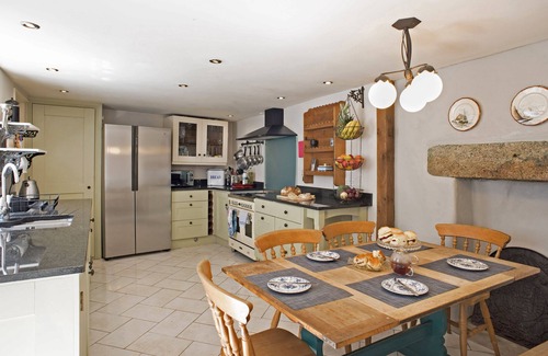 Cawsand House | Spacious dog friendly family home, minutes walk to three safe beaches. Sleeps 8