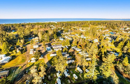 Westport House | Spacious, dog-friendly getaway with fast WiFi & a full kitchen - near the beach