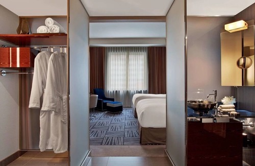 Downtown Dallas Hotel | Spacious Double Room for Families or Friends in Central Dallas