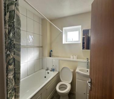 Custom House House | Spacious Double Room Near ExCeL London