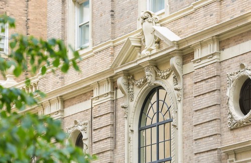 Downtown Boston Hotel | Spacious Downtown Room Close to Public Transports | Pets Are Allowed