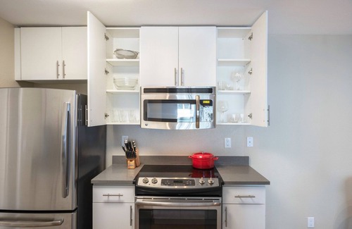 Old Mountain View Apartment | Spacious DT Mountain View 2BR w/Gym, Pool, Parking, W/D by Blueground