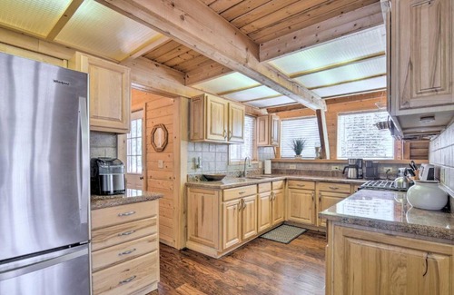 Duck Creek Village House | Spacious Duck Creek Village Cabin with Hot Tub!