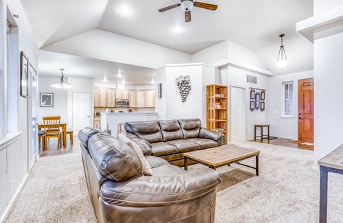 College Place House | Spacious duplex with WiFi & washer/dryer - close to wineries - dogs welcome