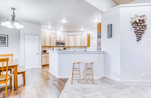 College Place House | Spacious duplex with WiFi & washer/dryer - close to wineries - dogs welcome