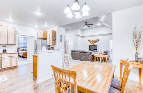 College Place House | Spacious duplex with WiFi & washer/dryer - close to wineries - dogs welcome