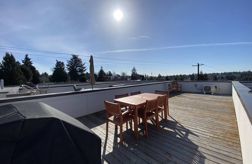 South Delridge House | Spacious & Elegant Seattle Gem Private Rooftop Retreat