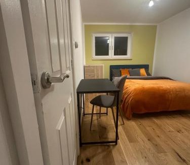 Peterborough Apartment | Spacious En-Suite Rooms & Off-Suite Rooms Near Hospital and Shops